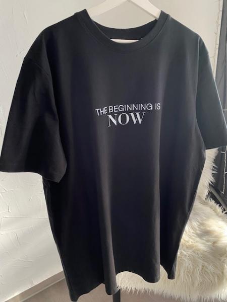 Oversizes Shirt "The Beginning is Now"- Schwarz